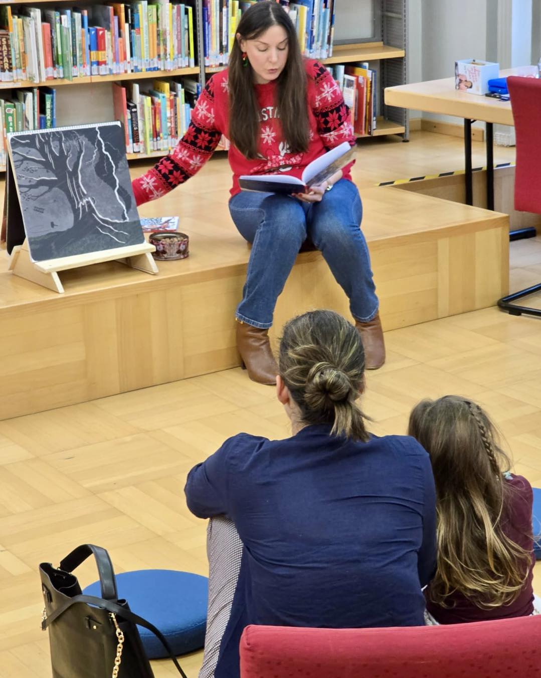 Hélène Hardy lisant un conte lors d’une lecture en bibliothèque